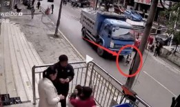 横穿马路爆料视频播放,网友爆料视频引发热议